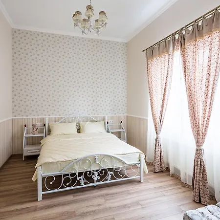 Lovely Apartment In The City Center Lviv Exterior photo